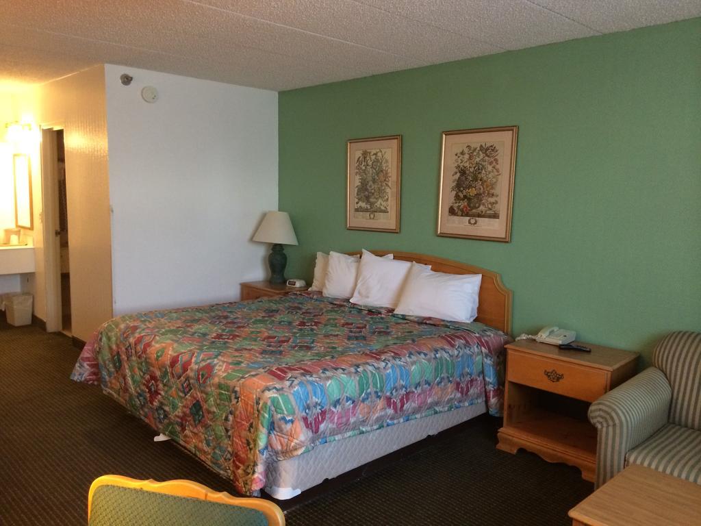Carol Hotel Omaha Room photo
